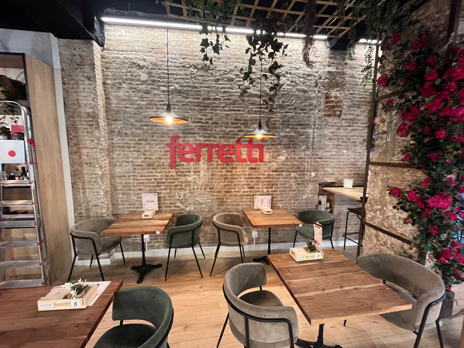Mesas y sala interior de Ferretti Rambla Barcelona
