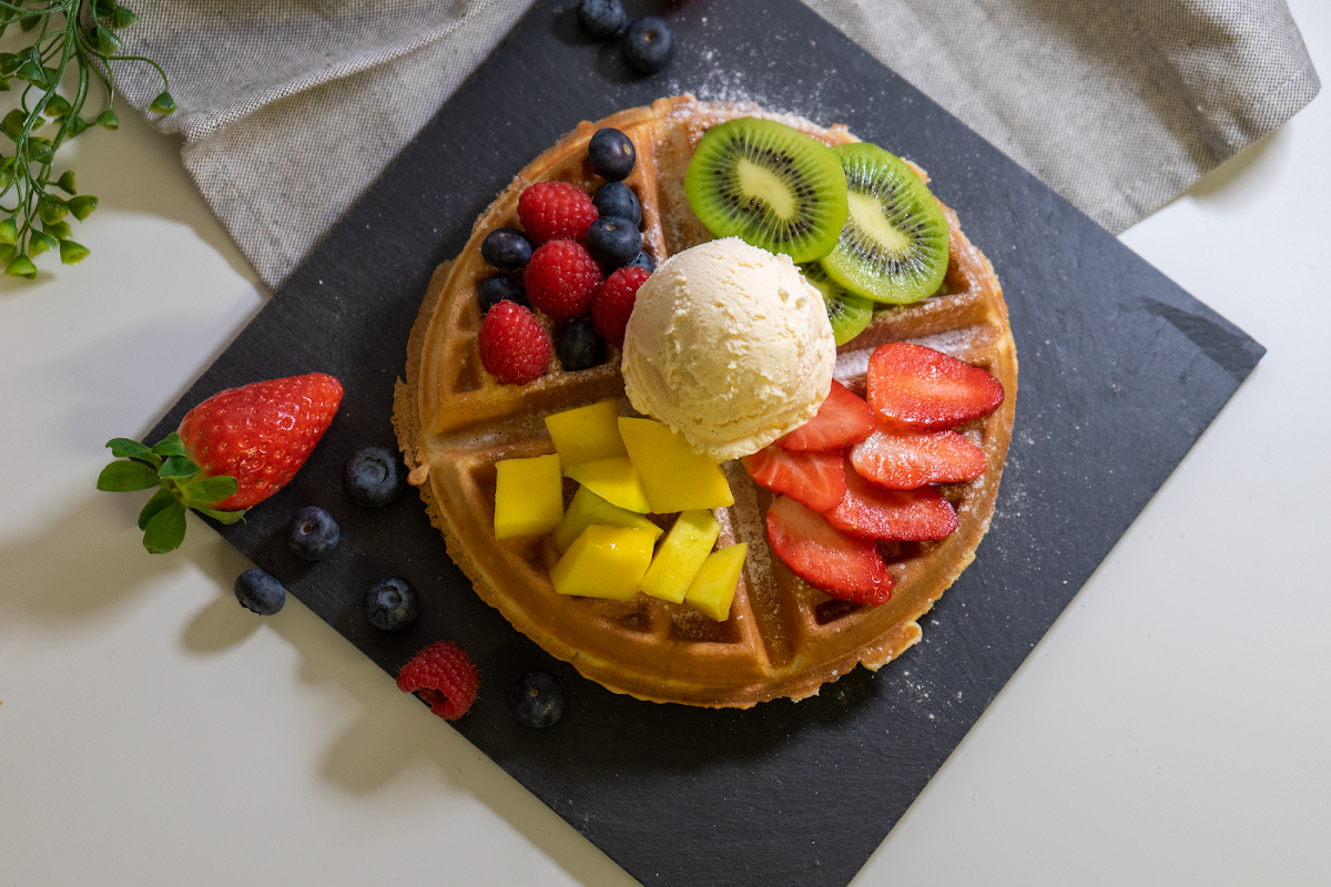 Gofre de Ferretti con fruta y helado